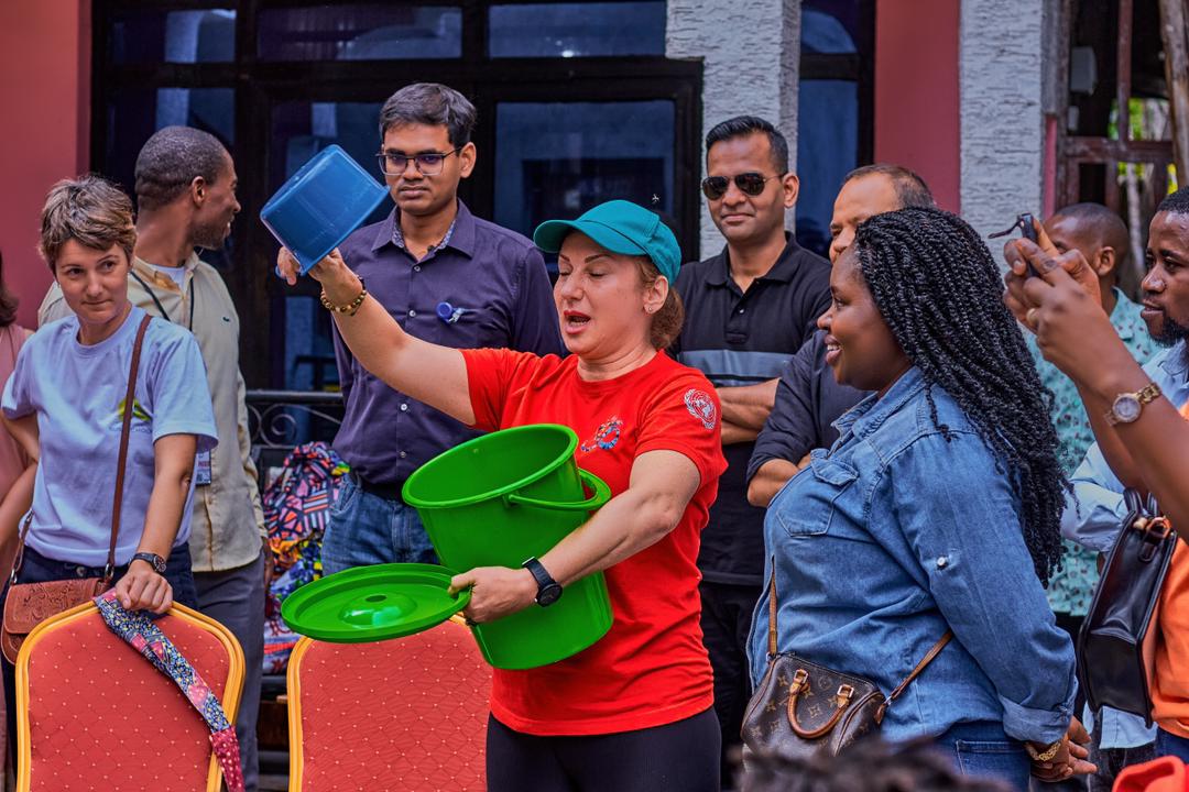 Distribución de kits de dignidad por Madame RAGHDAN ALMALLAH